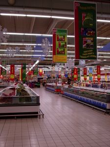 półki z towarem w supermarkecie